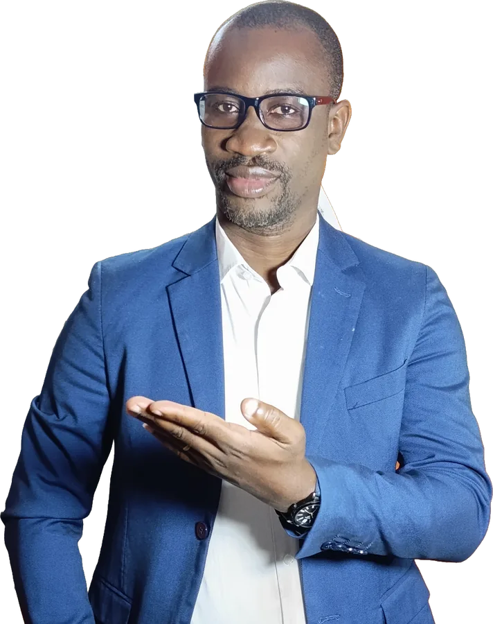 Jacques EBAKA, en veste bleue, présente de la main.